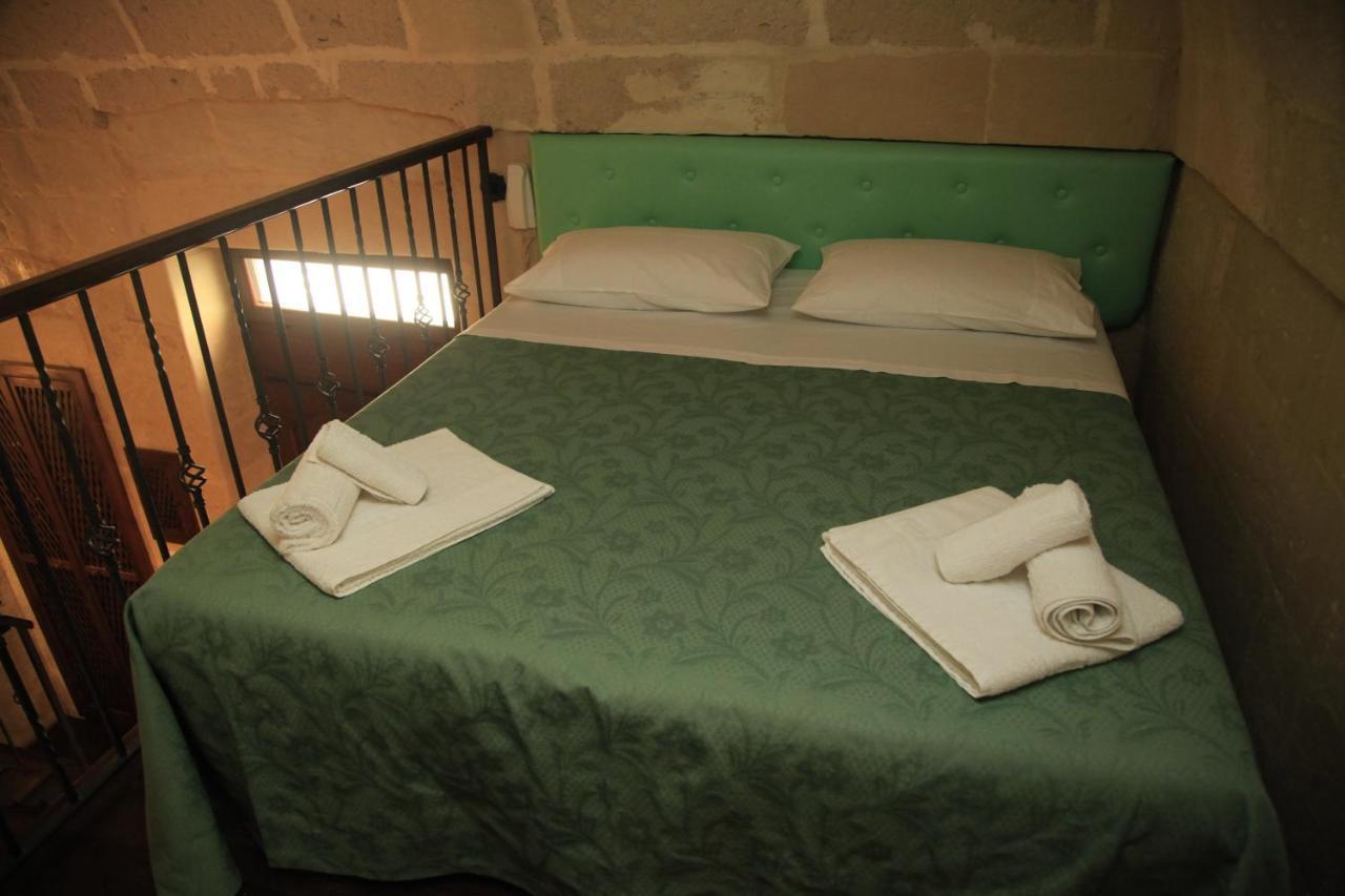 Dimora Dei Figuli Hotel Лече Стая снимка
